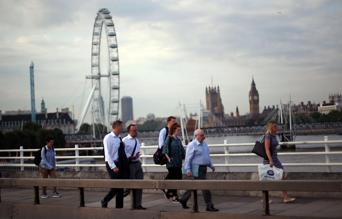Suurbritannia pealinna Londoni elanikud üle Waterloo silla kõndimas.