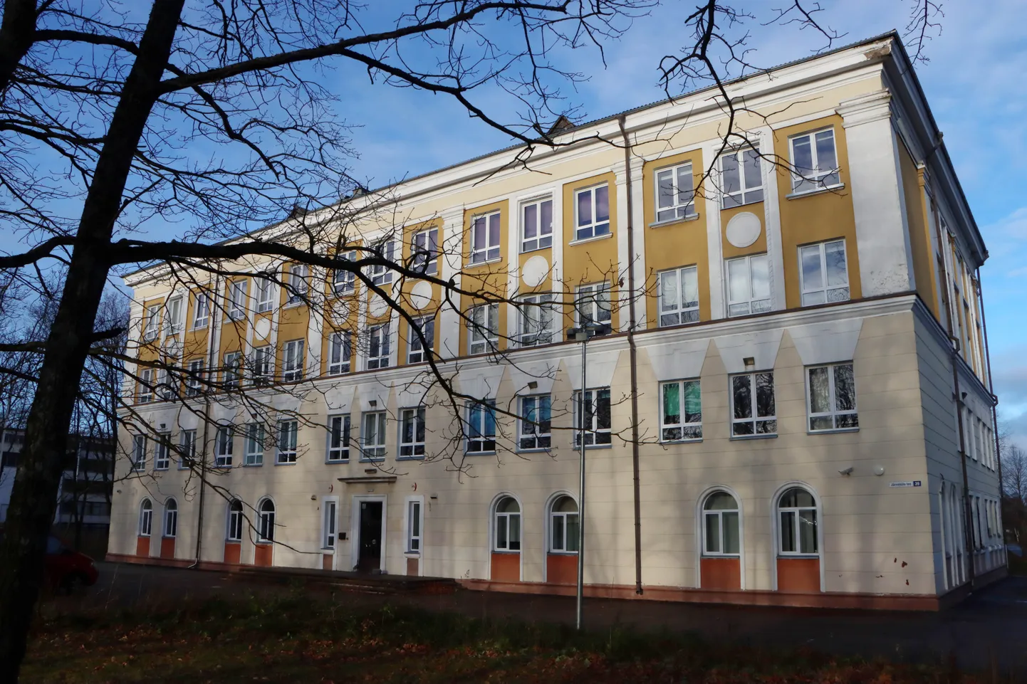 Это бывшее здание русской гимназии в Кохтла-Ярве пустует пять лет и приносит городу только расходы. Теперь город предлагает его под следующий дом суда, если Йыхвиский дом суда решат закрыть.