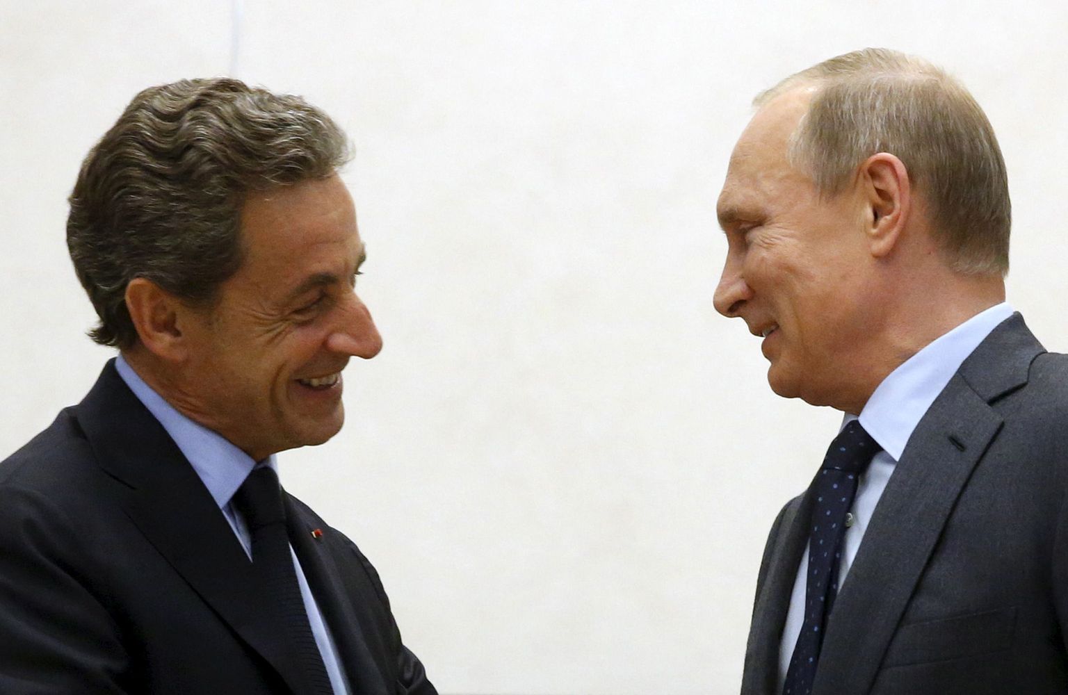 Vene president Vladimir Putin (paremal) ja Prantsuse ekspresident Nicolas Sarkozy 2015. aastal Moskva lähedal kohtumas.