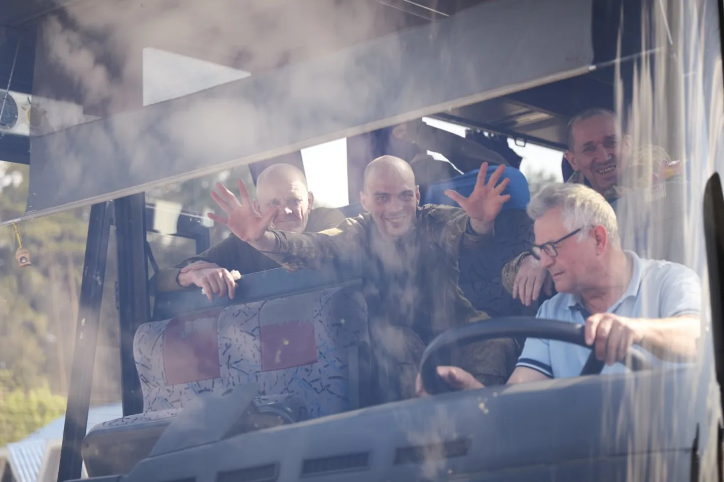 Vene vangist vabanenud rõõmsad Ukraina sõdurid saabusid Ukraina-Valgevene piirilt suurte bussidega. Kokku vabastati eile 390 ukrainlast: 270 sõdurit ja 120 tsiviiliskut.