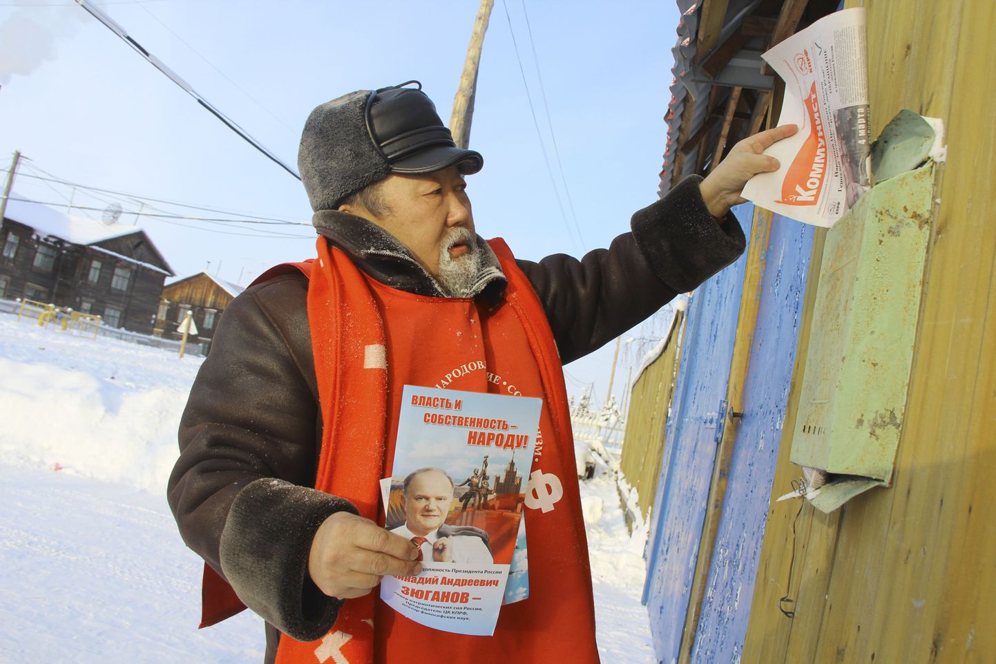 Aktivist presidendiks kandideeriva Gennadi Zjuganovi valimisreklaamiga Ida-Siberis Jakutski lähistel.