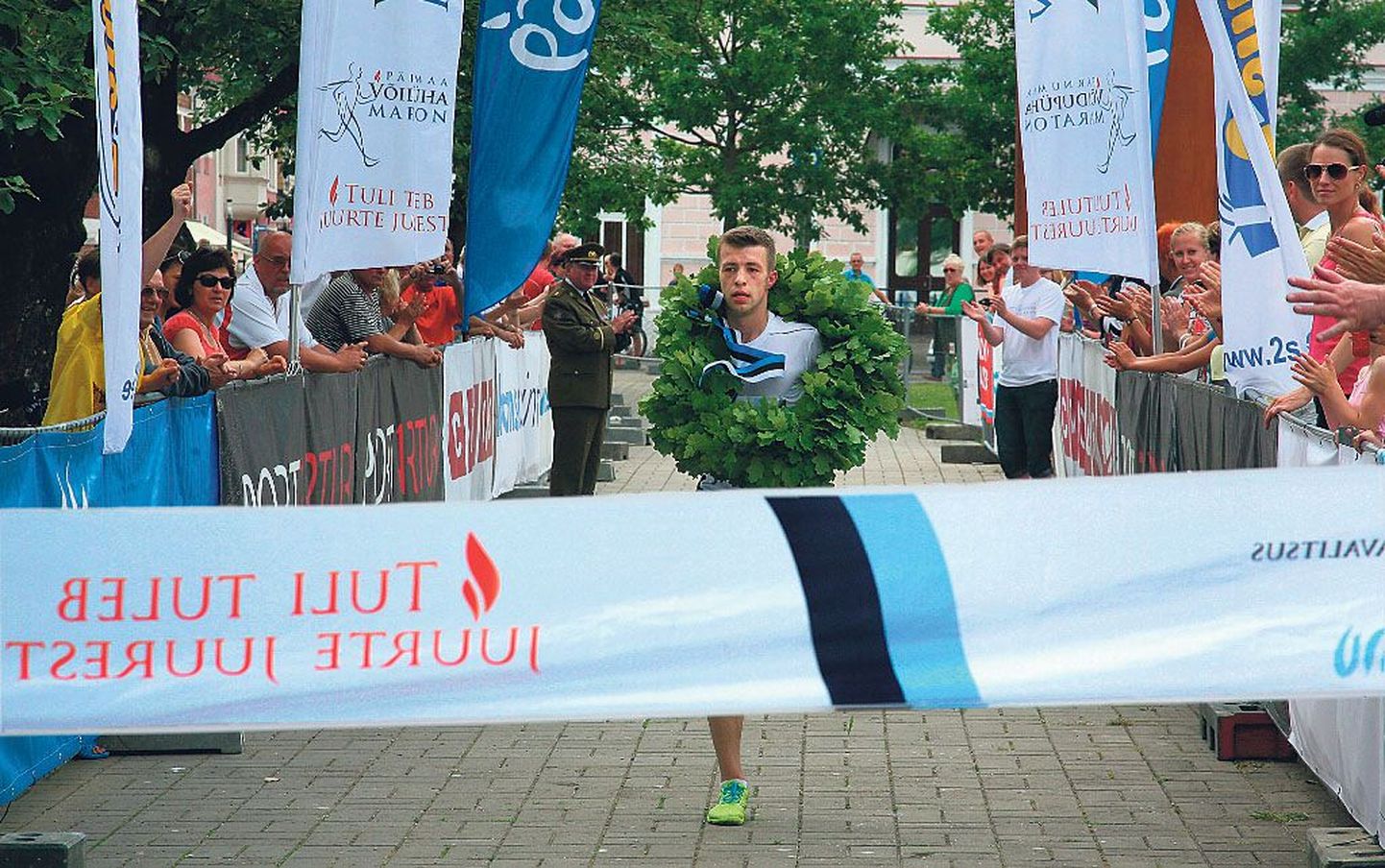 Mullu triumfeeris võidupüha maratoni finišis Pärnu Rüütli platsil tammepärjaga Indrek Ilumäe.