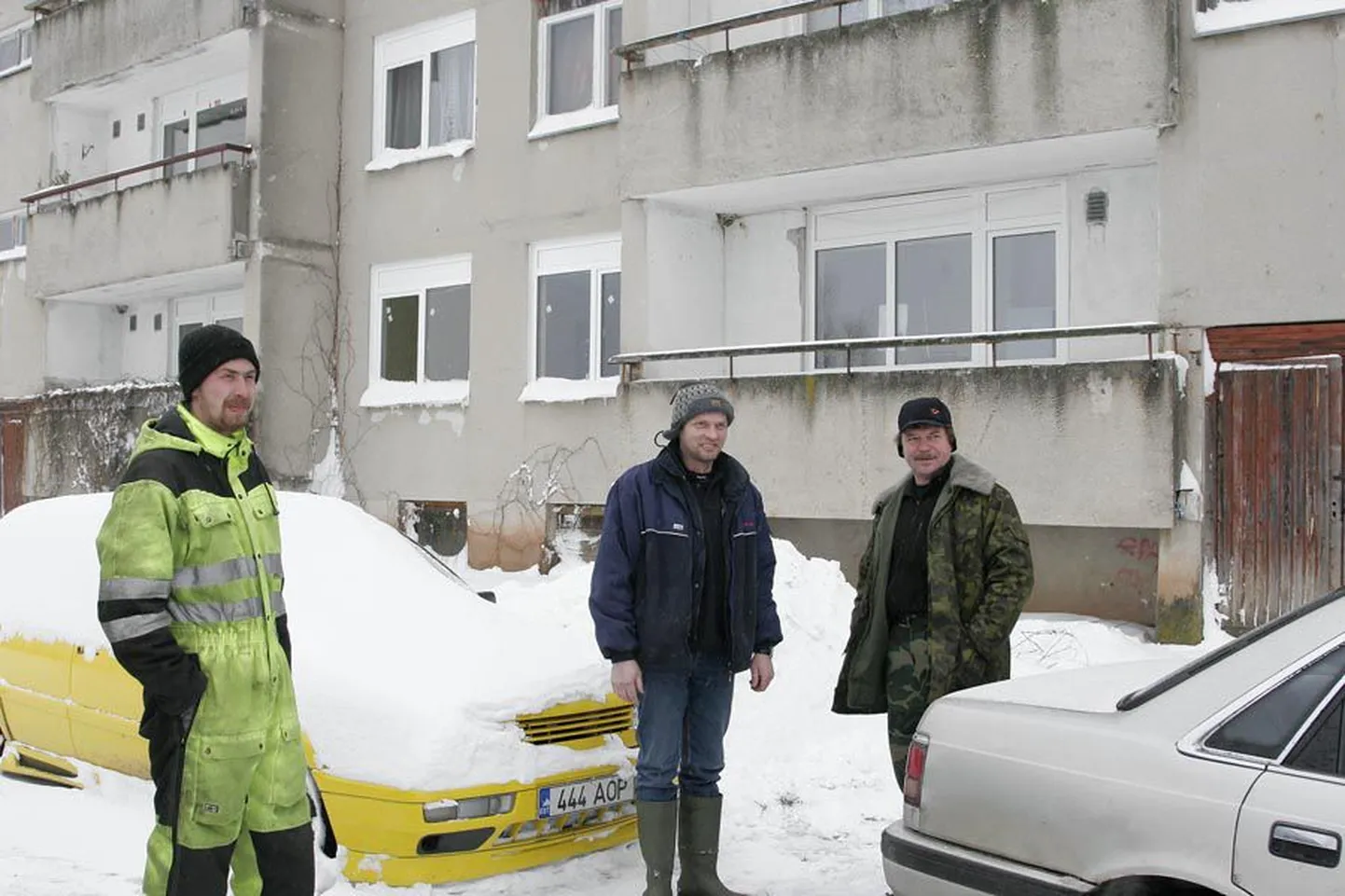 Õisu elanik Tõnu Timmas (paremal) rõõmustas oma maja ees eile päeval elektri tagasituleku üle. Ugo Adelberg, kes elab teises majas, pääses külmast tänu ahiküttele.