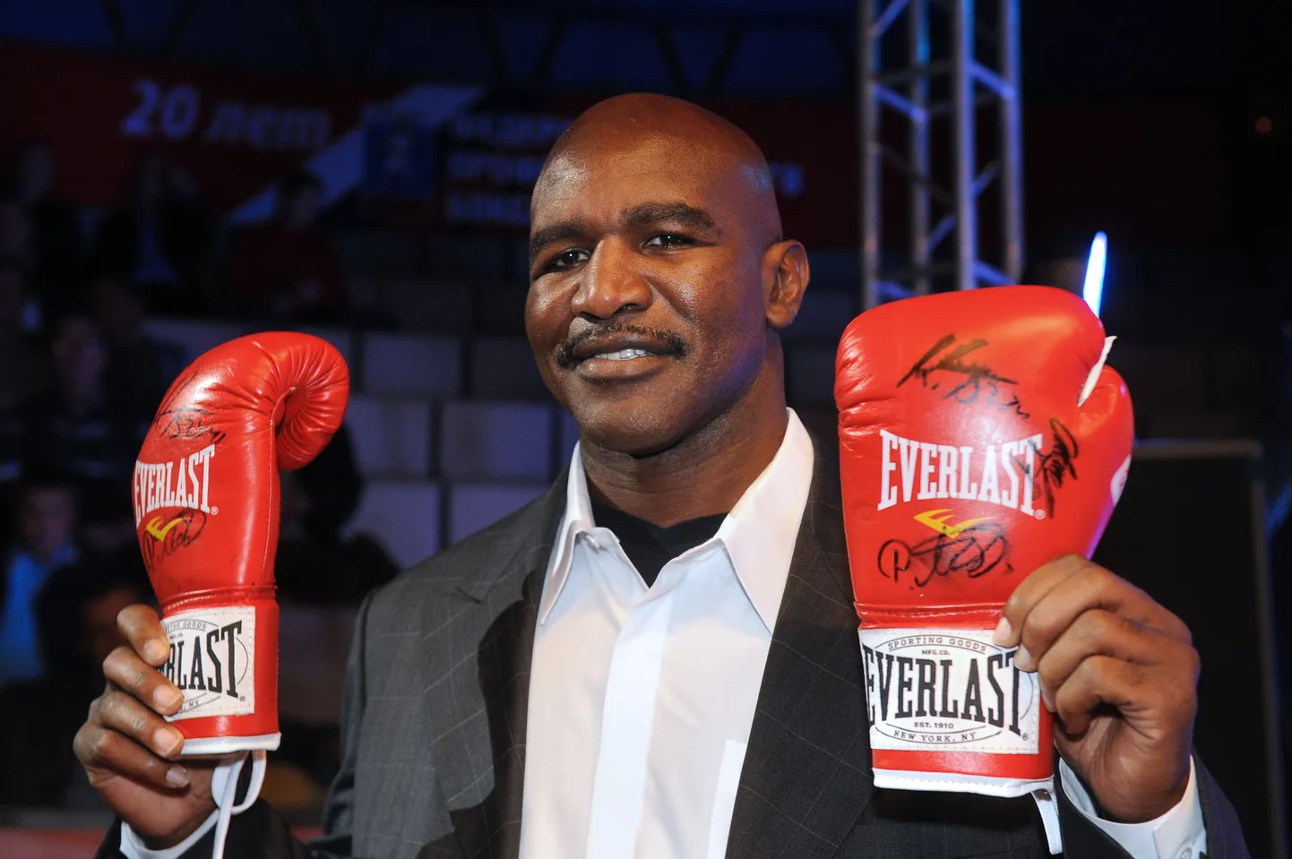 Evander Holyfield lõpetab karjääri ilma ainsagi pennita.