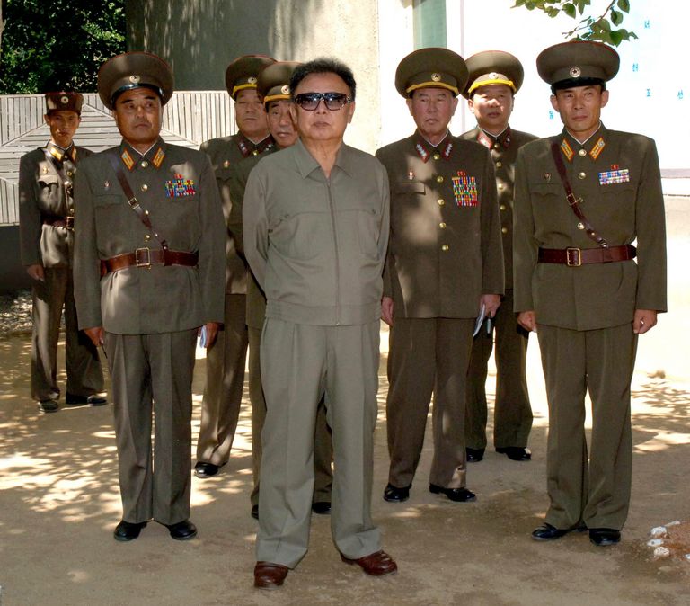 Põhja-Korea liider Kim Jong-il (keskel) 11. augustil 2008 koos sõjaväelastega