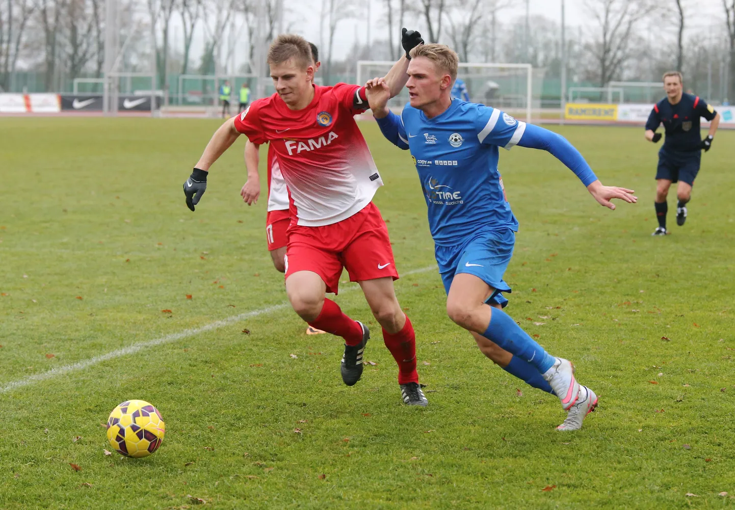Tartu Tammeka (sinistes särkides) võitis hooaja viimases liigamängus Narva Transi (punastes särkides) tulemusega 2:1. Kevin Rääbis (paremal).