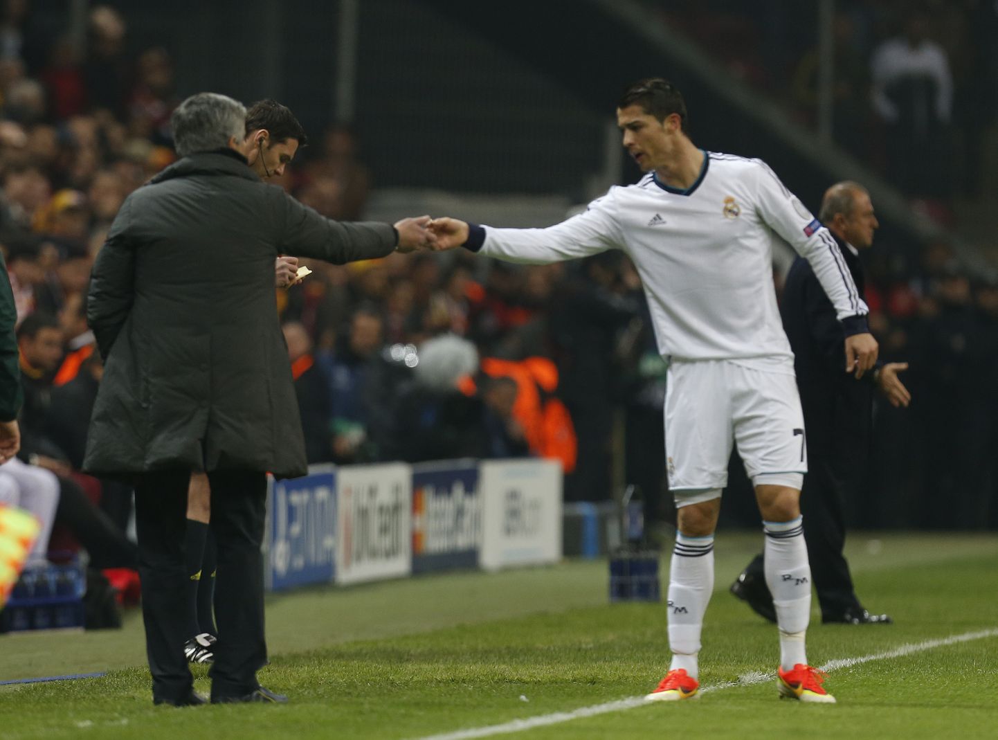 Jose Mourinho (vasakul) ja Cristiano Ronaldo kätlemas.