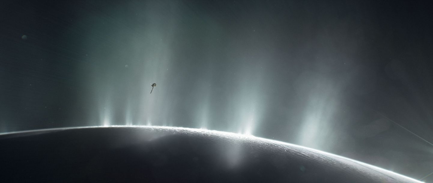 NASA kujutis kosmoselaevast jäise kuu Enceladuse pinna kohal. Enceladust peetakse üheks tõenäosemaks Maavälise elu leiukohaks Päikesesüsteemis. Pilt on illustreeriv.
