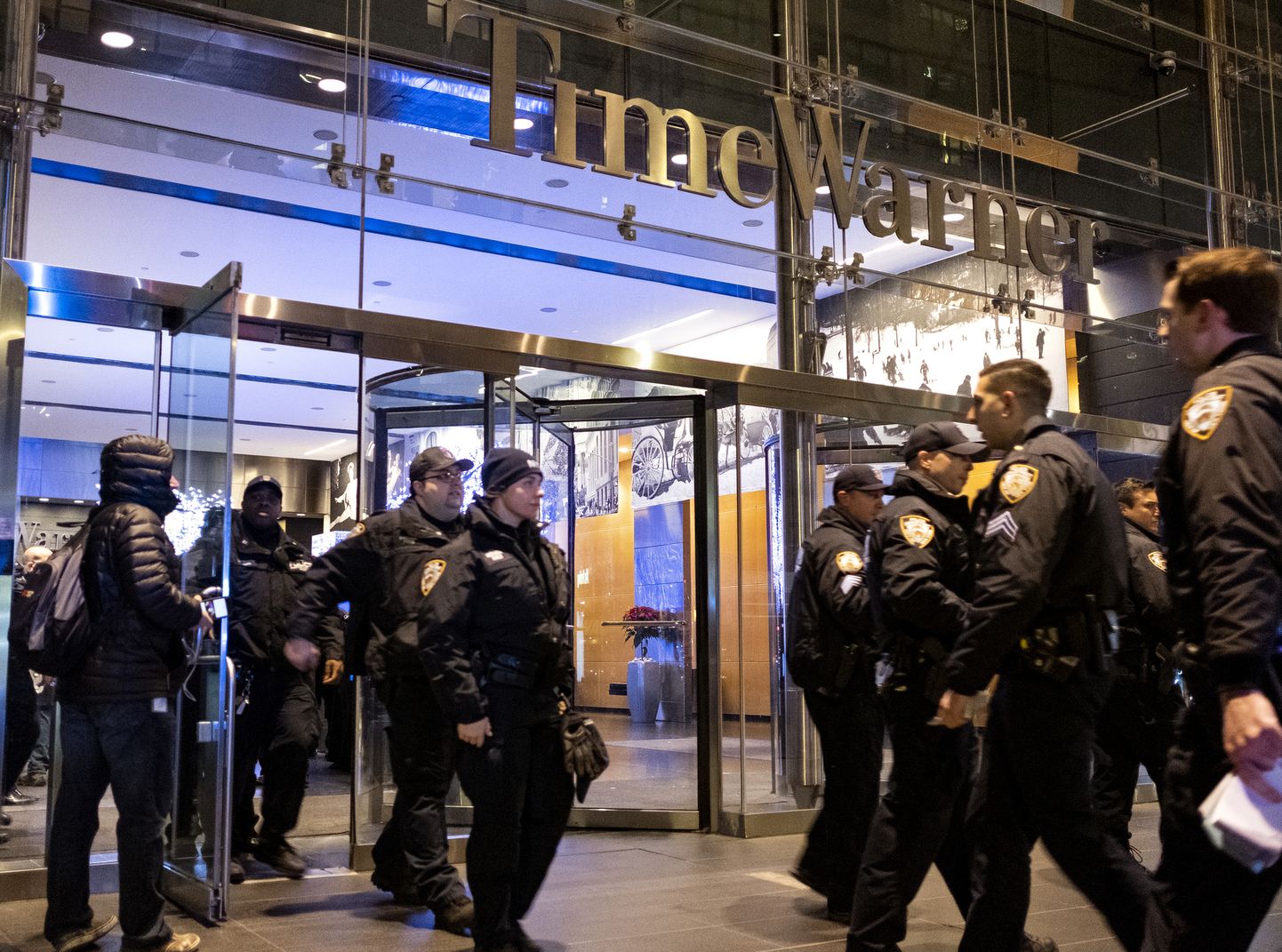 Politseinikud Time Warner Centeri ees, kus asub ka CNNi kontor.