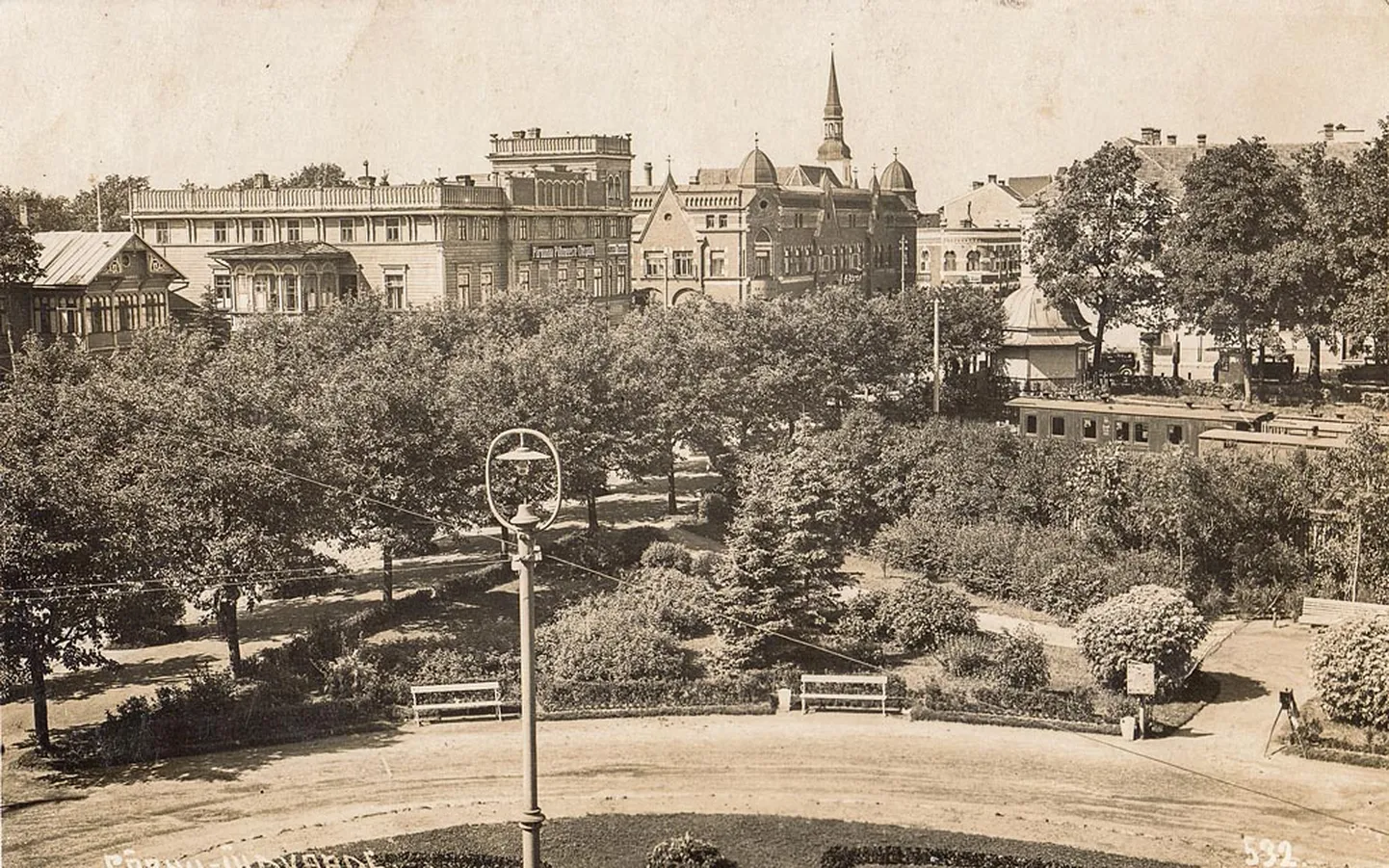 Enne kui Eesti Pank 1939. aastal oma maja ehitama hakkas, peatusid Rüütli platsil veel rongid.