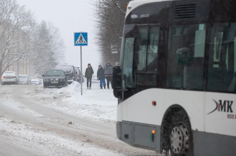 Tuisk muutis bussijuhtide töö keeruliseks.