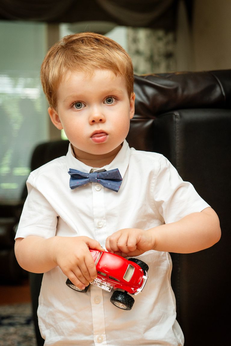 Väike poiss mänguautoga. Pilt on illustreeriv