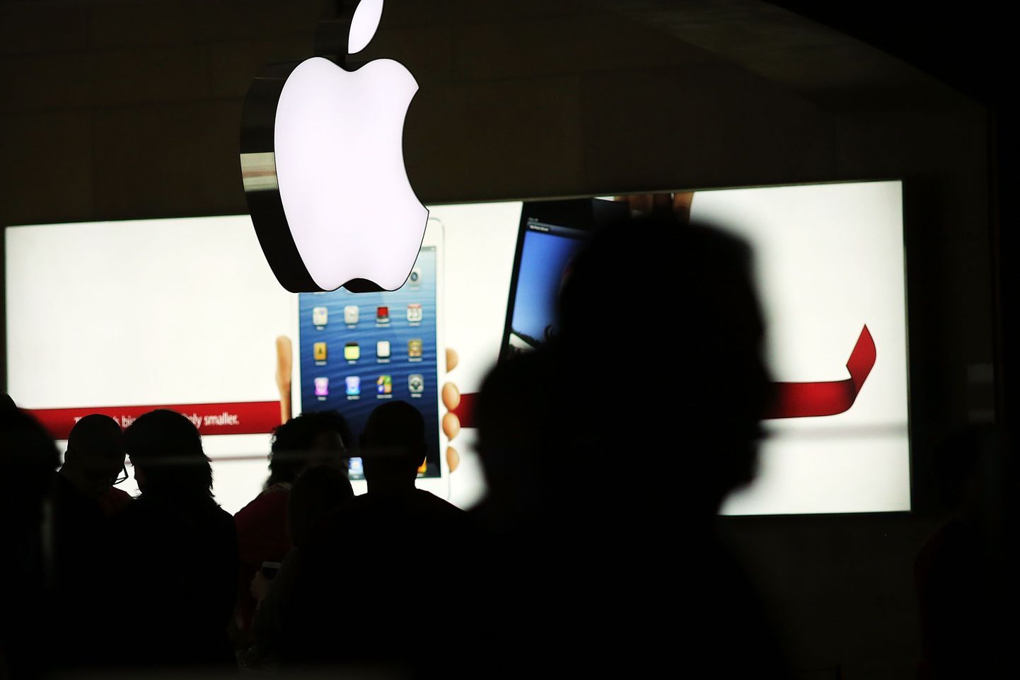 Inimesed kõnnivad läbi New Yorgis asuva Apple'i jaemüügipoe.