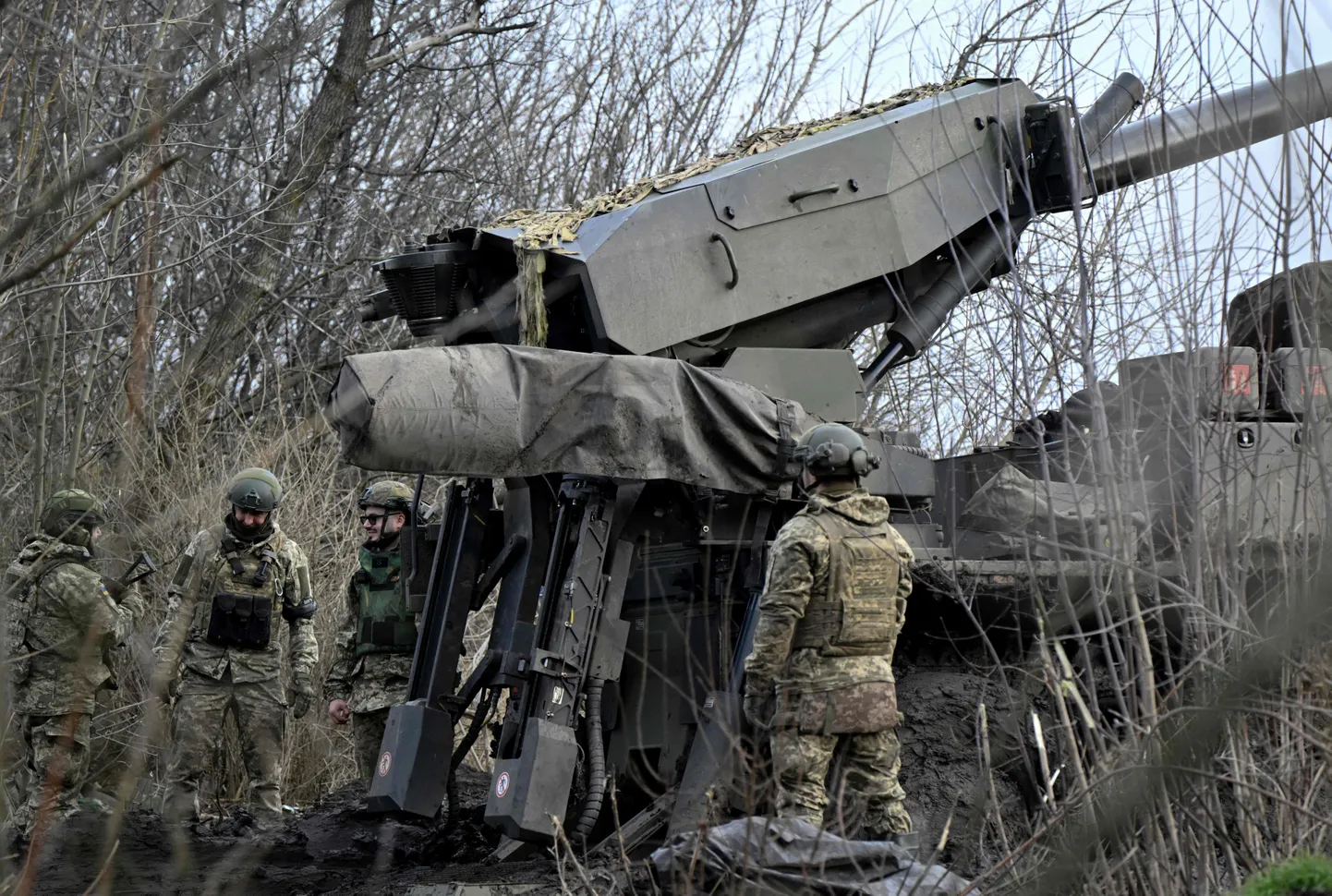 Военнослужащие Сил противовоздушной обороны Украины готовятся к стрельбе из 155-мм мобильной гаубицы «Цезарь» на юге Украины, 14 февраля 2024 года.