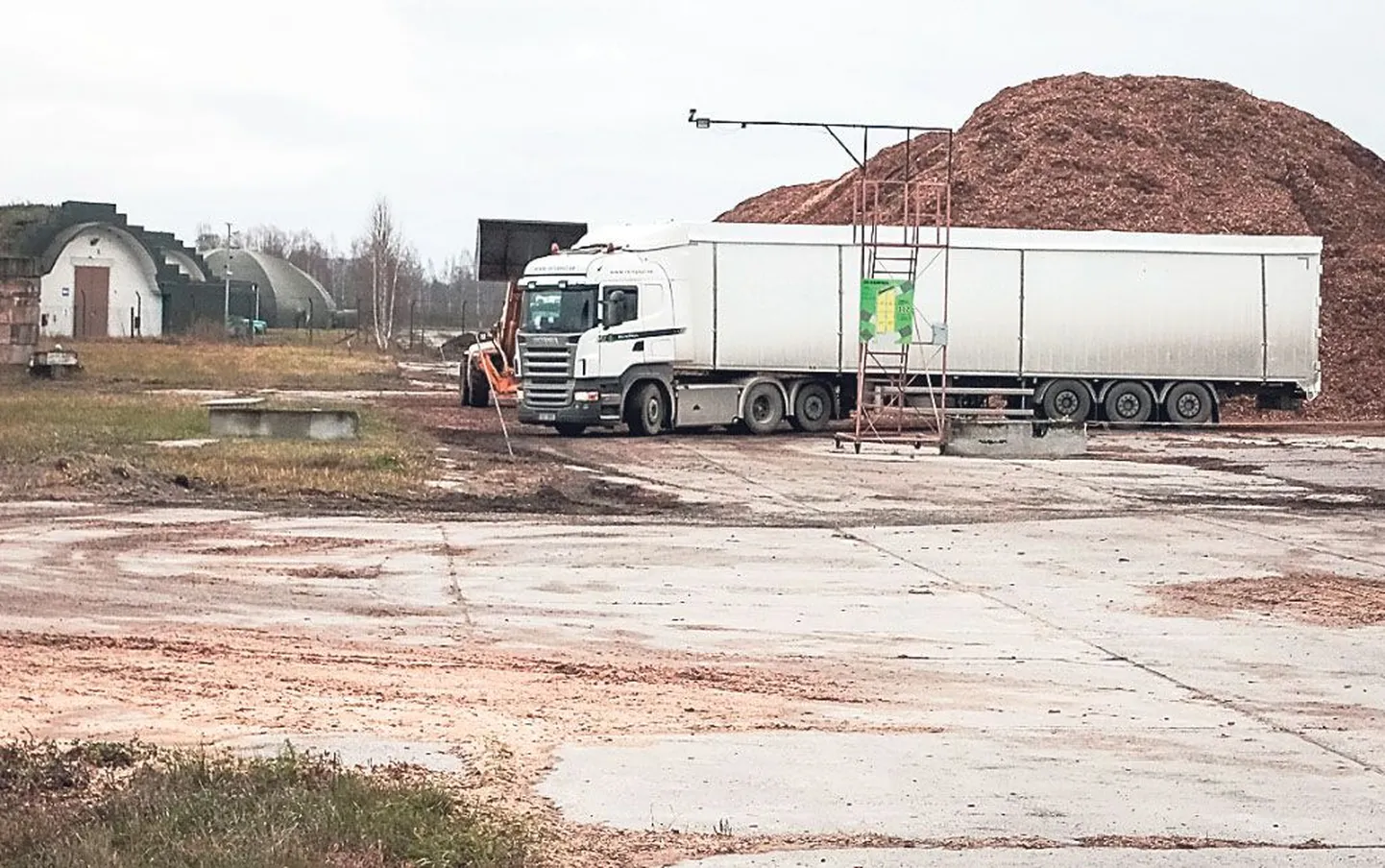 Lennuvälja territoorium on juba praegu osaliselt muutunud laoplatsiks, seal hoiavad tehnikat Eesti kaitsejõudki. Seega peaks asukoht olema piirkondliku logistikakeskuse loomiseks õige.