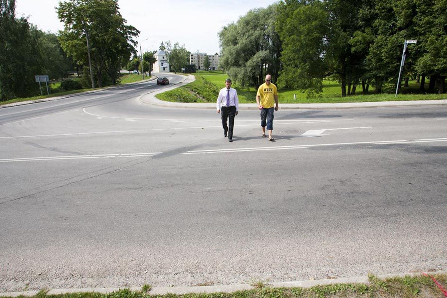 Viljandi linnavalitsuse majandusameti juhataja Reevo Maidla (vasakul) näitab, kuhu tuleb Leola tänaval ülekäigurada.