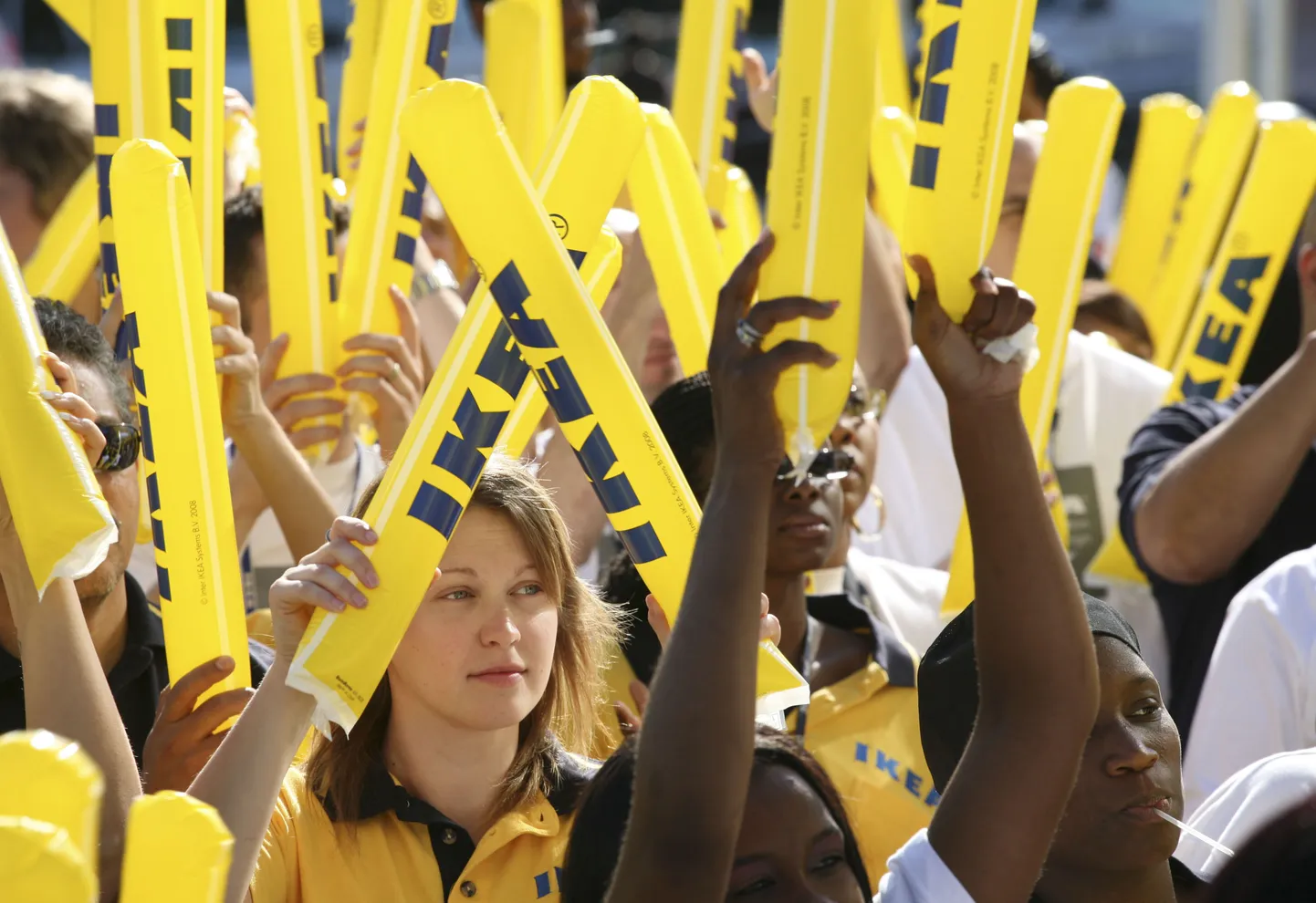 IKEA töötajad tervitavad New York City esimese IKEA-poe avamist juunis 2008.