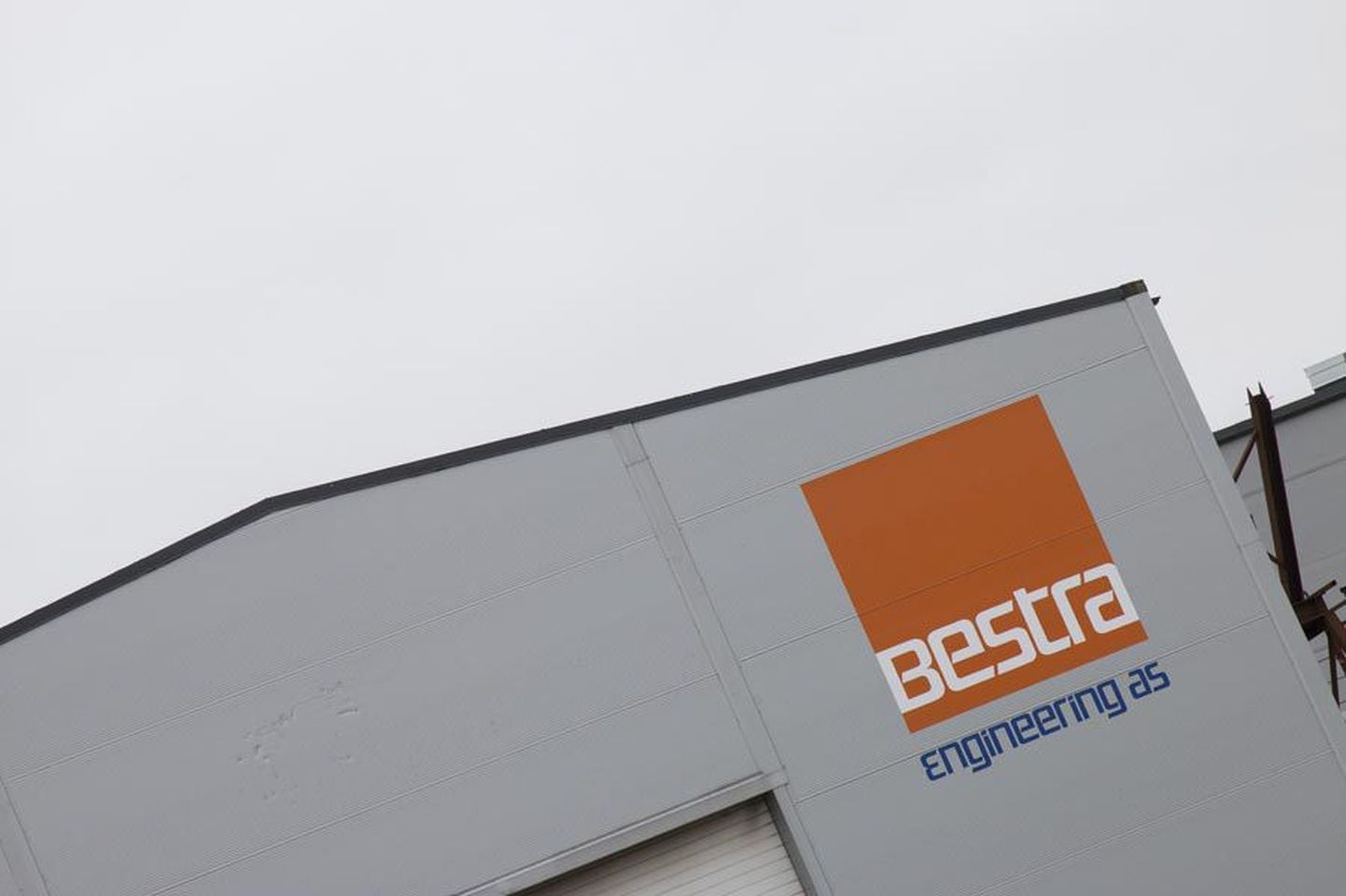 Peamiselt Norra omanikele kuuluvasse Bestra kontserni kuulub mitu ettevõtet. Neist kõige olulisemaks võib pidada aktsiaseltsi Bestra Engineering, mille tootmishooned ja -seadmed asuvad Viljandi lähedal väikeses Päri külas.