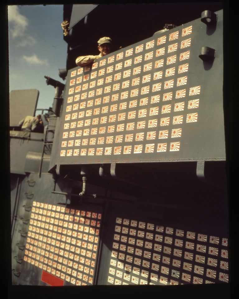 USS Lexington. Jaapani lippudega kleebised tähistasid Jaapani lennukeid, mille USA lennukid alla tulistasid
