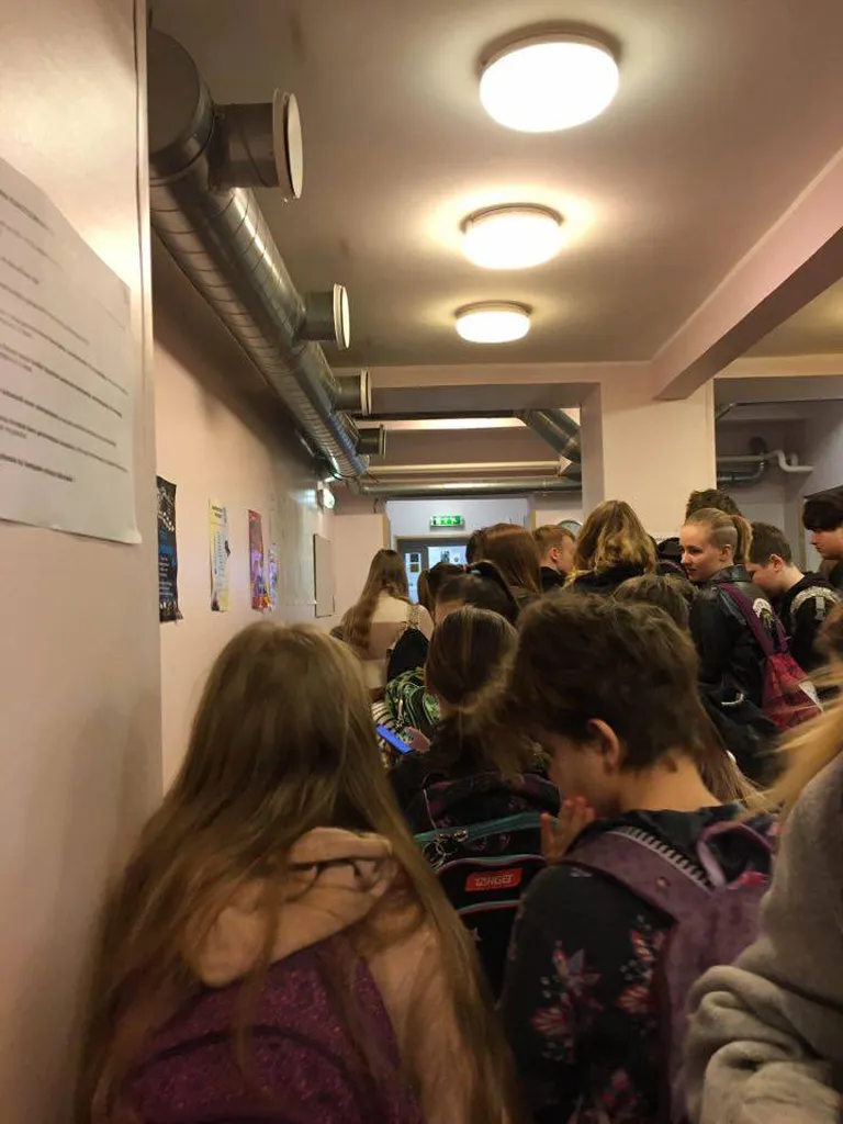 Täna seisis Tallinna Kunstigümnaasiumi garderoobis kooliõde, kes mõõtis õpilaste temperatuuri ning vaatas üle kõikide õpilaste higusnähud. Kõik haigusnähtudega õpilased (sh köha, nohu) saadeti koju tagasi.