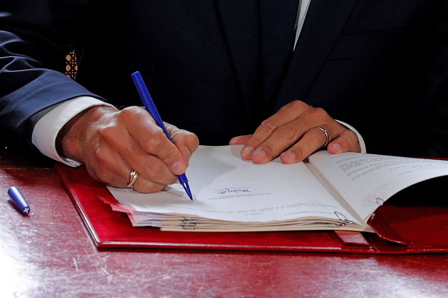 Marcon allkirjastamas tööreformi seadusemuudatusi.
