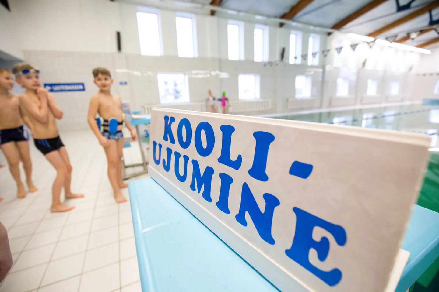 Ka koolide ujulad ei pruugi olla ohutud.
