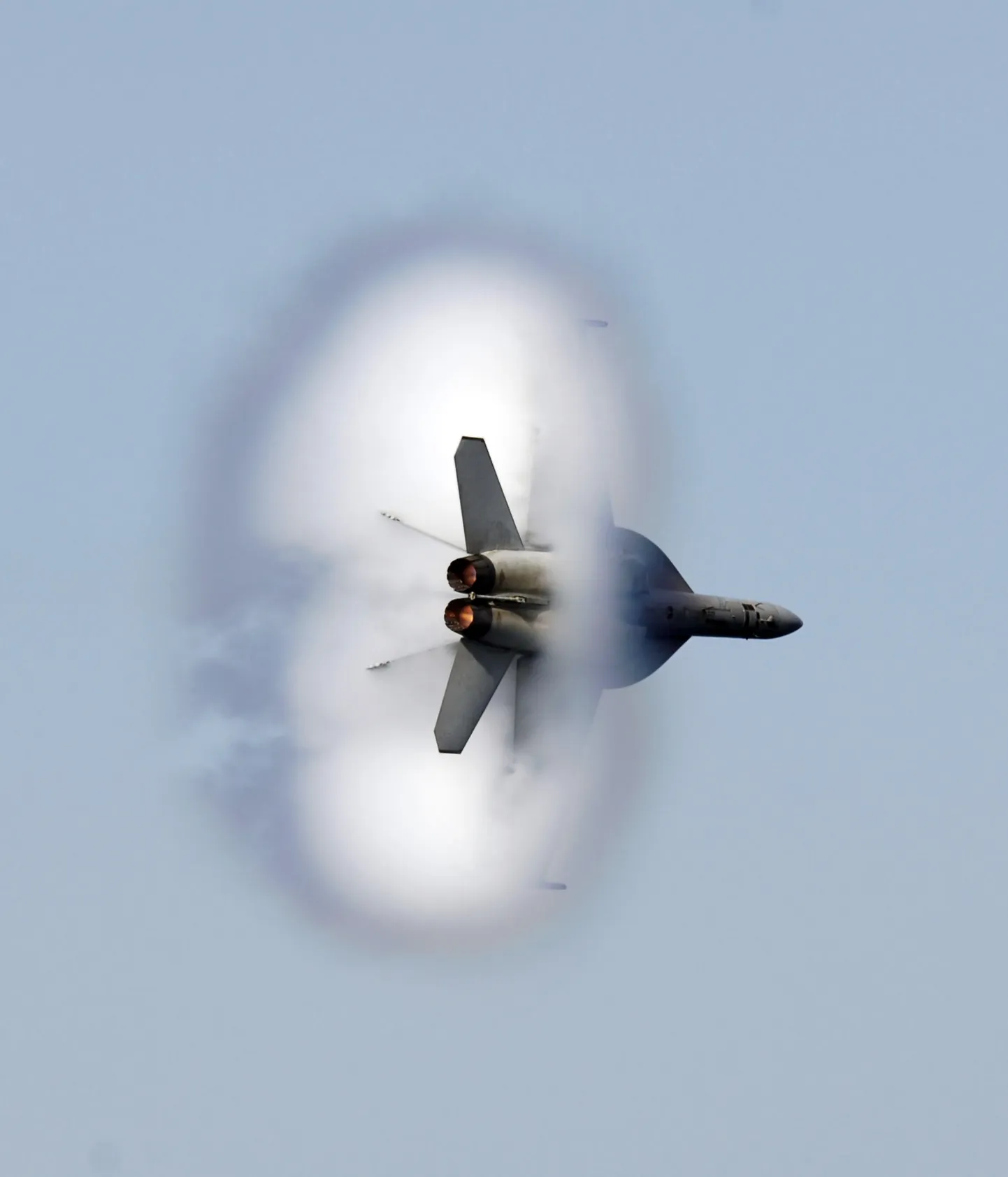 Illustreerival pildil on näha helikiiruse ületamisest tekkiv lööklaine, millega kaasneb tavaliselt vali pauk.