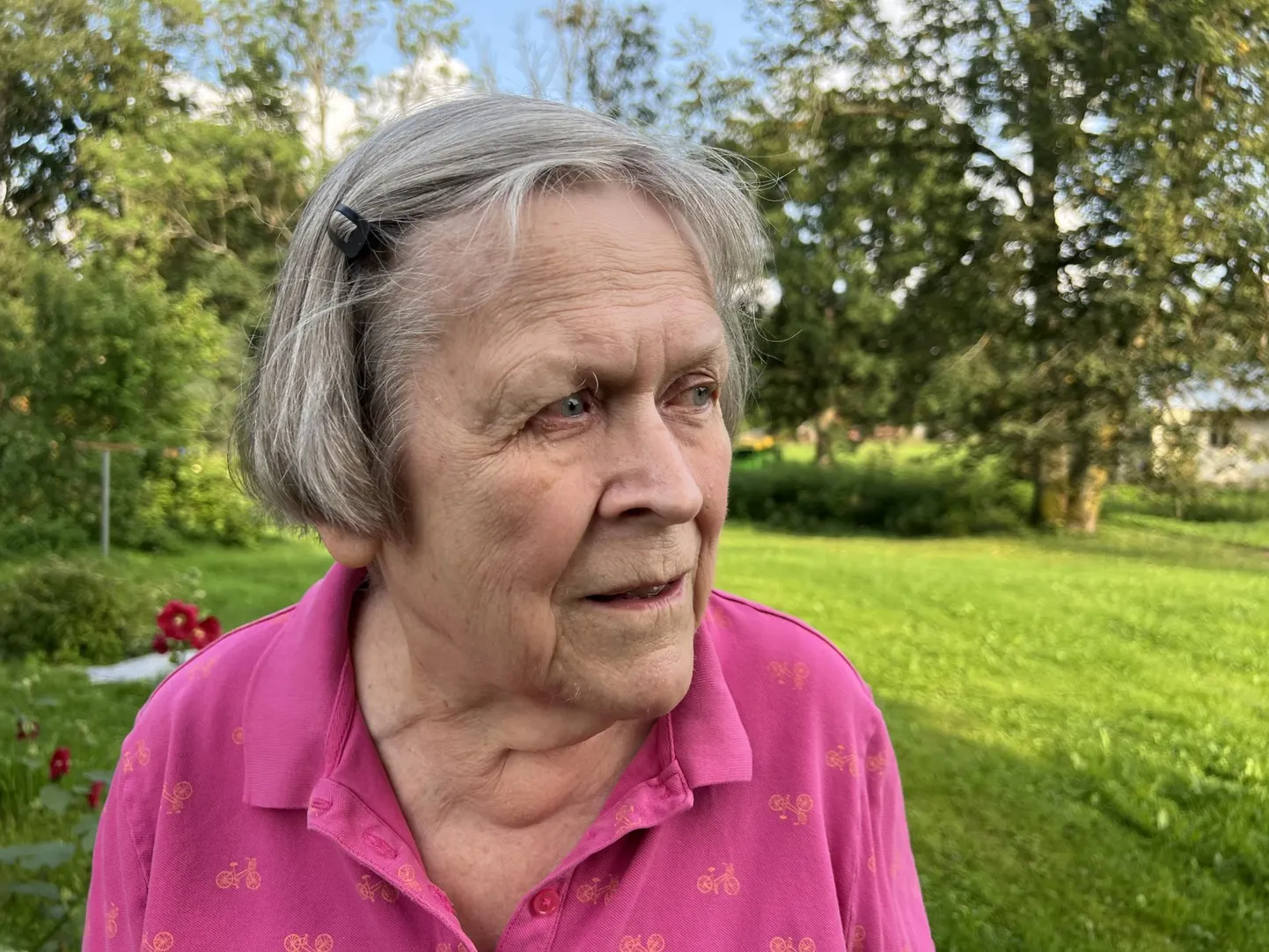 Külliki Kay Steen Sprenk tänavu augustis Viljandimaal Suitsu talu õuel.