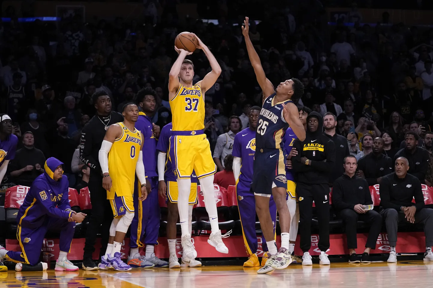 Matt Ryan otsustaval viskel, mis aitas Los Angeles Lakersi New Orleans Pelicansi vastu lisaajale, kus võeti lõpuks ka võit.