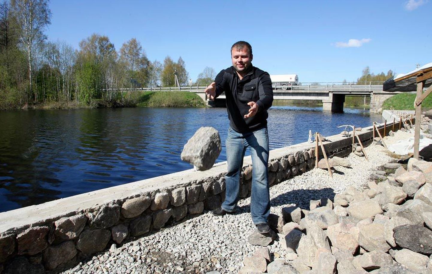 Oiu Arenduse juhatuse liikme Anmar Pihlaku sõnul kasutatakse kai ehitamisel kive, mis tulid välja sealsamas krundil tehtud pinnasetööde käigus.