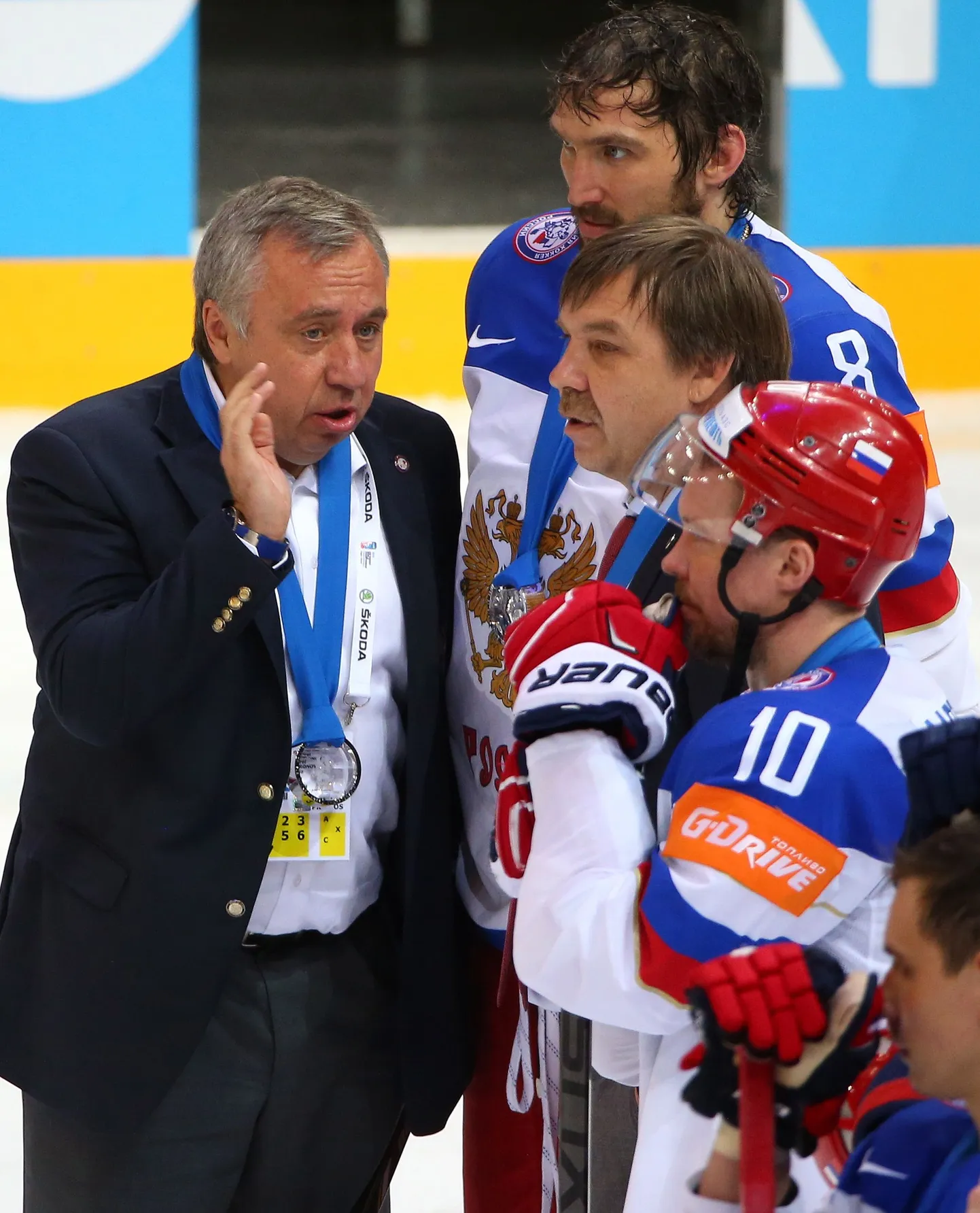 Venemaa hokikoondise peamänedžer Andrei Safronov (vasakult) koos Aleksandr Ovetškini, peatreener Oleg Znaroki ja Sergei Mozjakiniga.