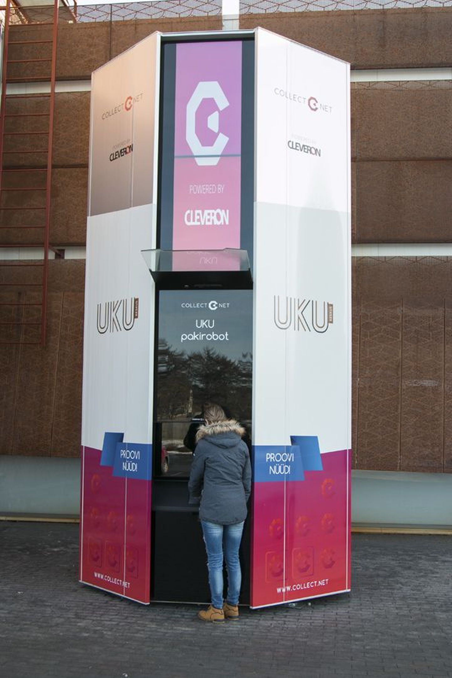 Viljandis seisab CollectNeti pakirobot Uku kaubanduskeskuse sissekäigu kõrval. Lisaks on samasuguseid Tallinnas neli, Tartus kaks ja Rakveres üks.