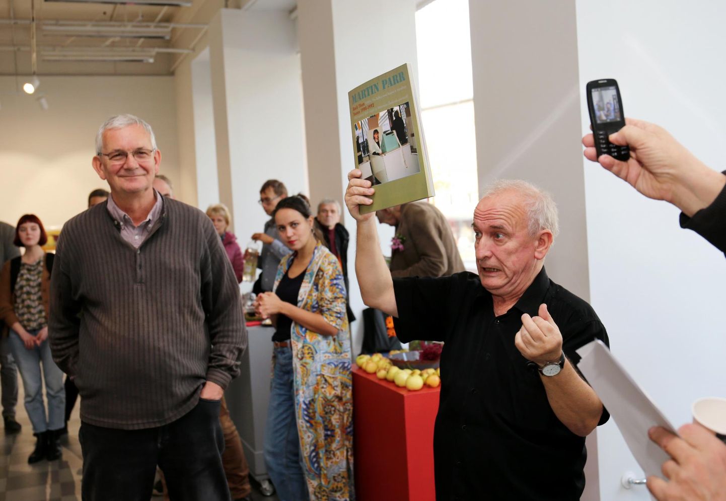 Peeter Linnap näitas Martin Parri (vasakul) näituse «Toona» avamisel samasisulist fotoraamatut.