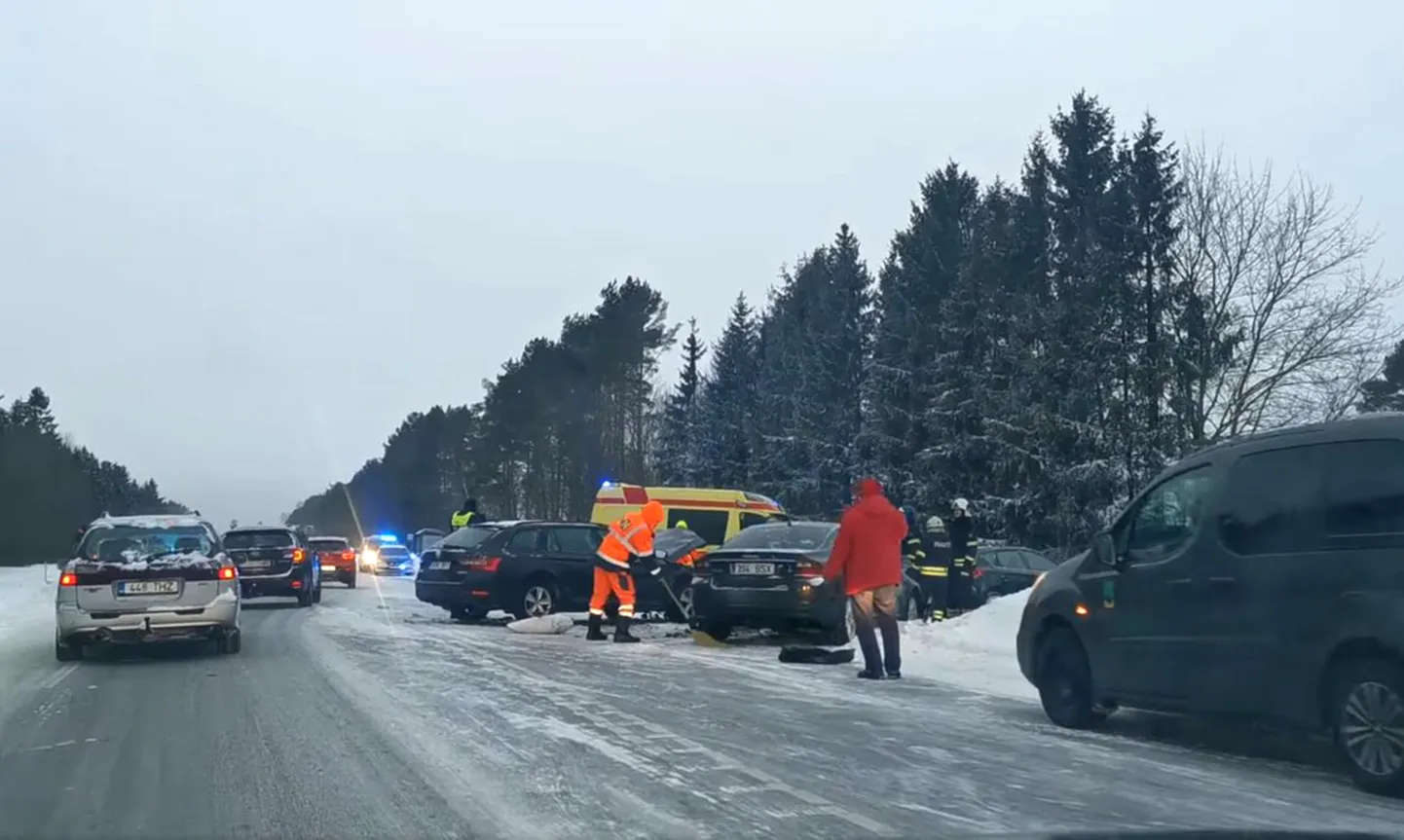 27 января возле вокаского перекрестка на 177-м километре шоссе Таллинн - Нарва в Тойлаской волости произошла цепная авария.