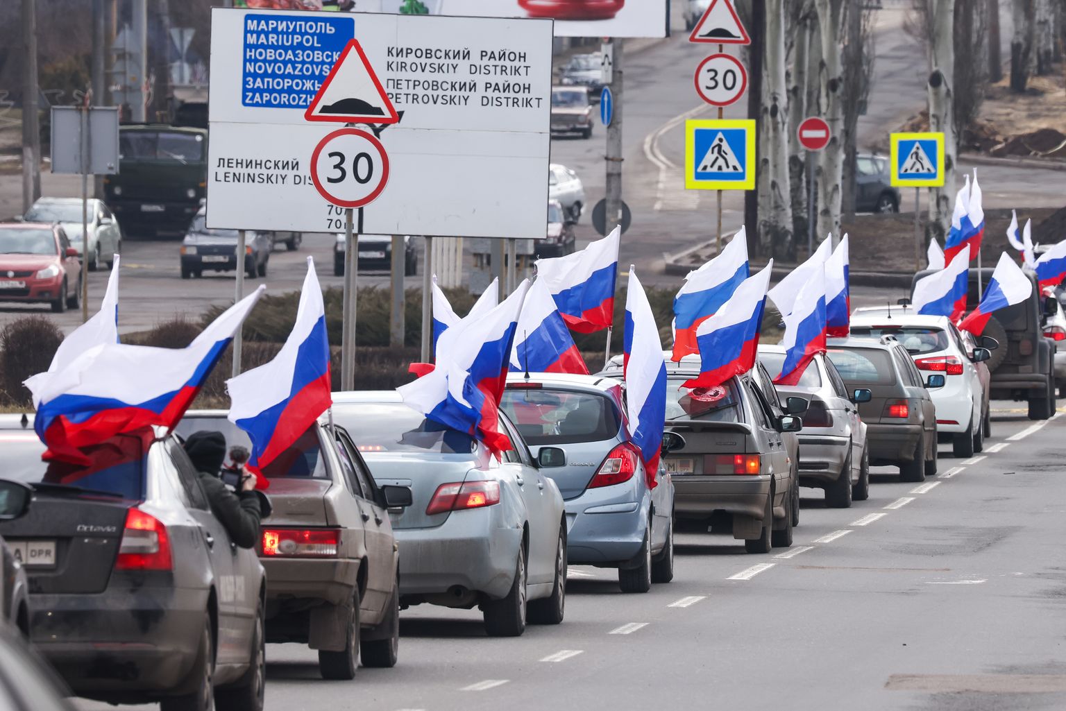 Машины в ДНР с российскими флагами. Иллюстративное фото