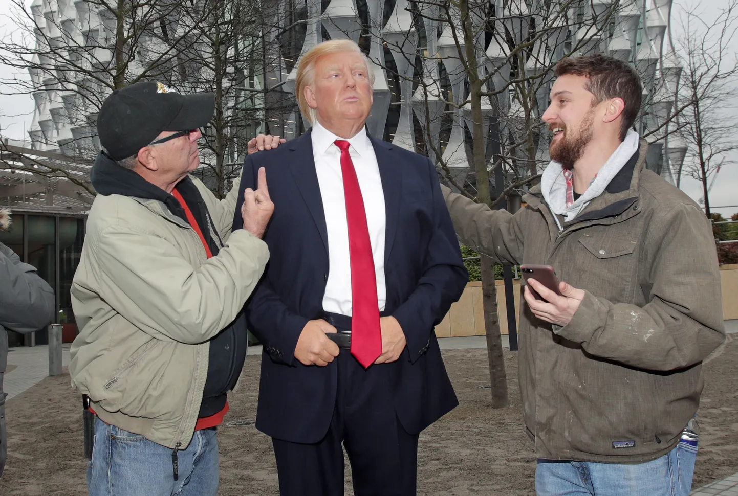 Kaks uudistajat eile Kesk-Londonis Nine Elmsi asumis Donald Trumpi kõrval Ameerika Ühendriikide tulevase saatkonnahoone ees. Paraku on tegemist Madame Tussaud’ muuseumist pärineva vahakujuga, sest USA president ei kavatse esinduse avamisel osaleda.
