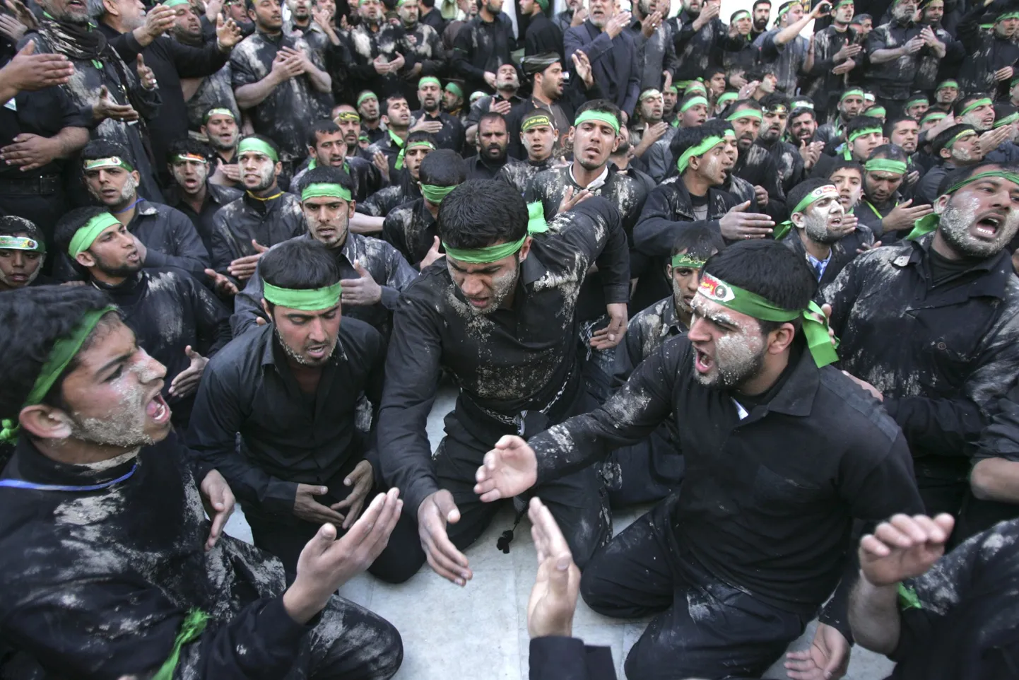 Šiiamoslemite rituaalne leinatseremoonia Karbala pühamus.