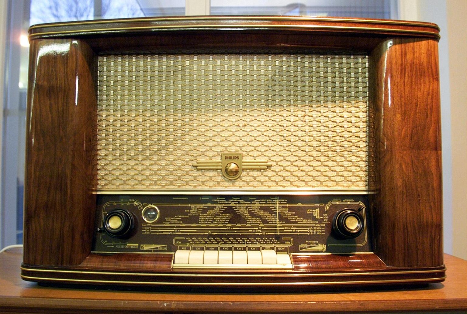 Paul Keresele kingitud raadioaparaat Philips Türil asuvas ringhäälingumuuseumis. Kui see raadio praegu tööle panna, siis spordireportaaže sealt ei kuuleks. FOTO: Lauri Kulpsoo