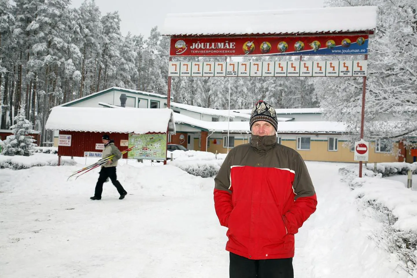 "Mul on suur õnn olnud, et olen saanud lähteülesanded ise teha ja poisid, pere ja sõbrad on aidanud, oleme rajanud liikumis- ja suusarajad, nüüd käiakse meilt nõu küsimas," räägib Jõulumäe tervisespordikeskuse juhataja Enn Tasalain, kes 35 aastaga on selle väljakujundamisse andnud hindamatu panuse.