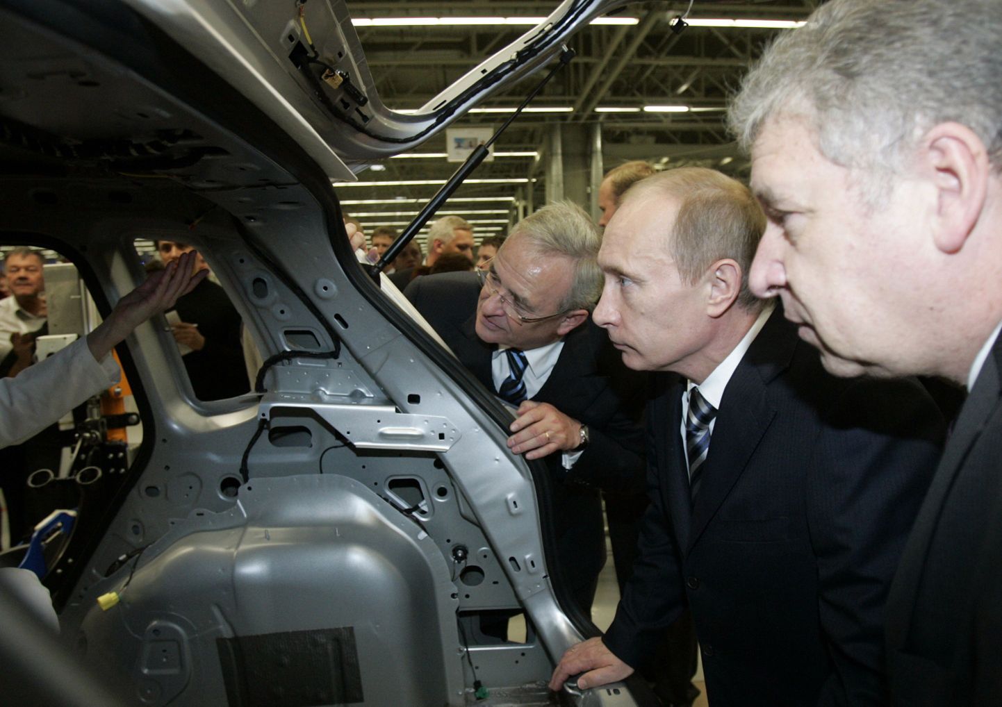 Toona Vene peaministri ametit pidanud Vladimir Putin Volkswageni tehase avamisel Kaluugas oktoobris 2009.
