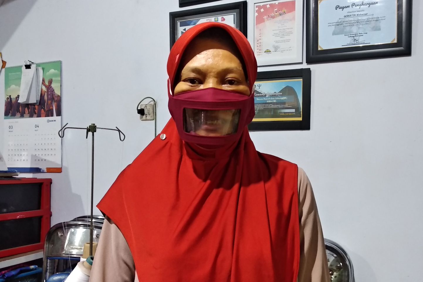 Indoneesias vaegkuuljatele näomaske õmblev Faizah Badaruddin.