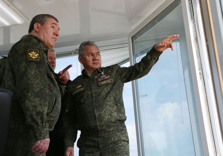 Министр обороны РФ Сергей Шойгу (справа) и начальник Генерального штаба РФ Валерий Герасимов (слева) присутствуют на главном этапе смешанного учения Вооруженных Сил РФ на полигоне Опук в Крыму 22 апреля 2021 года.