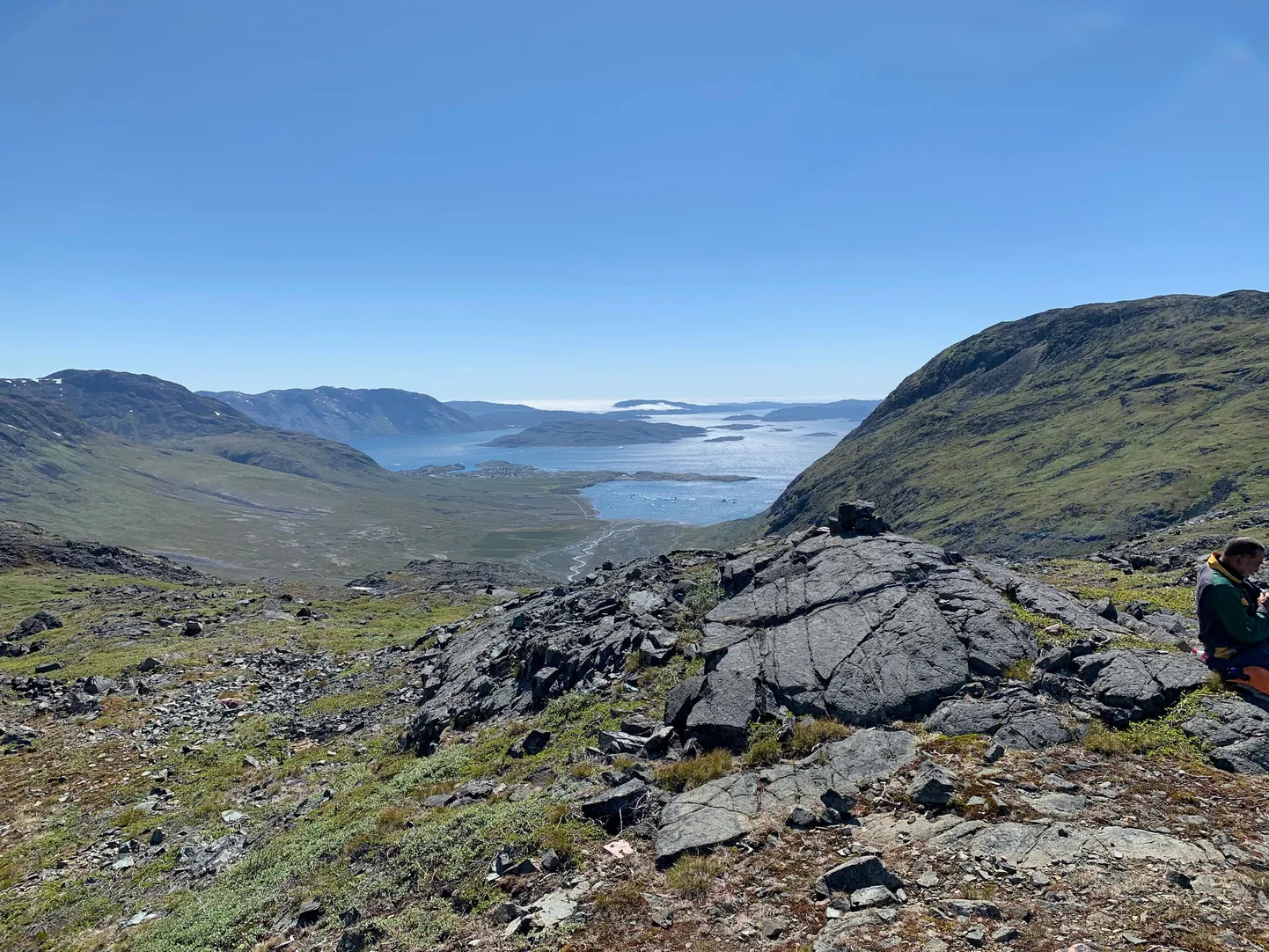 Austraalias registreeritud Hiina ettevõtte Greenland Minerals töötaja Kvanefjeldi mäel, mille all asub üks maailma suuremaid haruldaste muldmetallide maardlaid. Gröönima loodusvaradele ihuvad hammast paljud maailma suurjõud.
