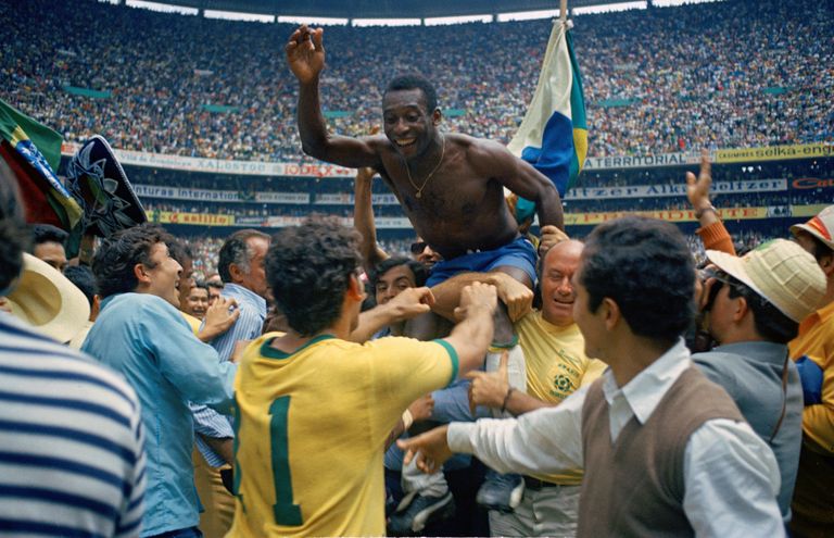 Brasiilia võitis 1970. aasta jalgpalli maailmameistrivõistluste finaalis Itaaliat 4:1 ja sai maailmameistriks. Pildil Pelé meeskonnakaaslaste õlgadel