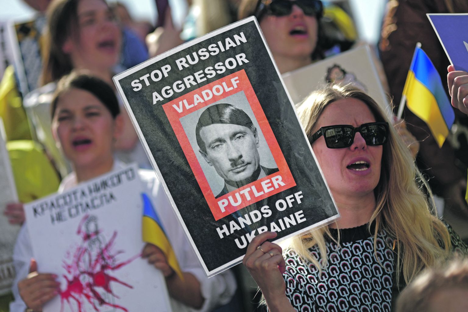 Протесты против развязанной Путиным войны с Украиной продолжаются по всему миру, но не в России, где они были подавлены.