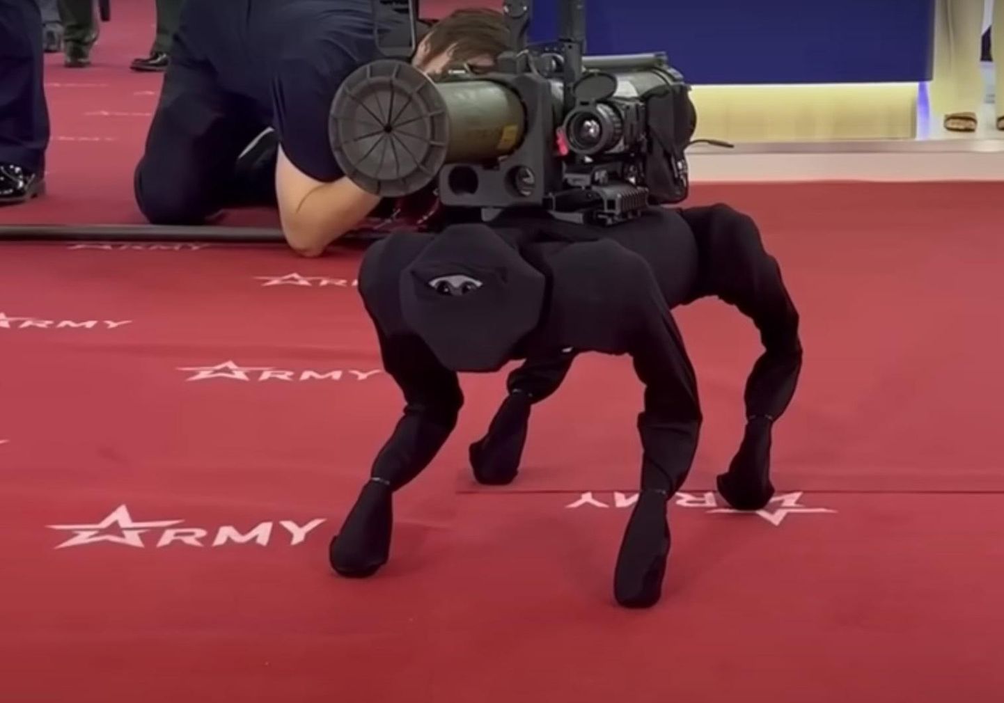 Väidetavalt Venemaal unikaalsena loodud koersõdalane selga krutitud granaadiheitjaga. Vaid silmaavasid paljastav kostüüm peabki varjama tegelikku tootjamaad Hiinat.