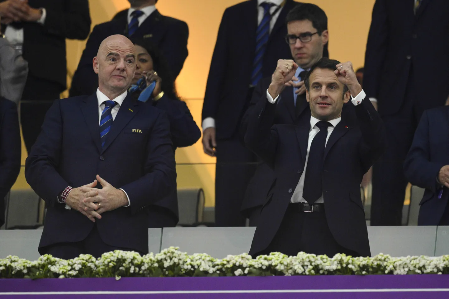 Prantsusmaa president Emmanuel Macron juubeldamas.