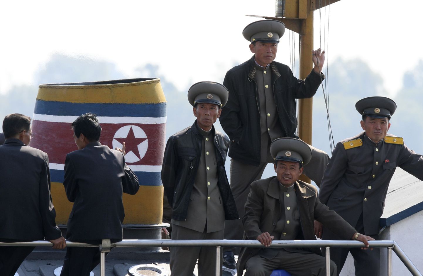 Põhja-Korea sõdurid sõjalaeval