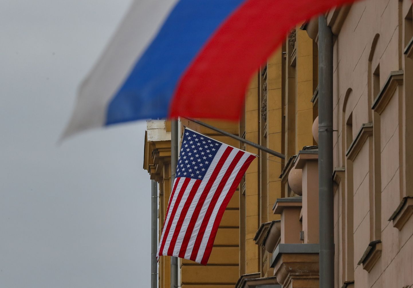 Флаги РФ и США.