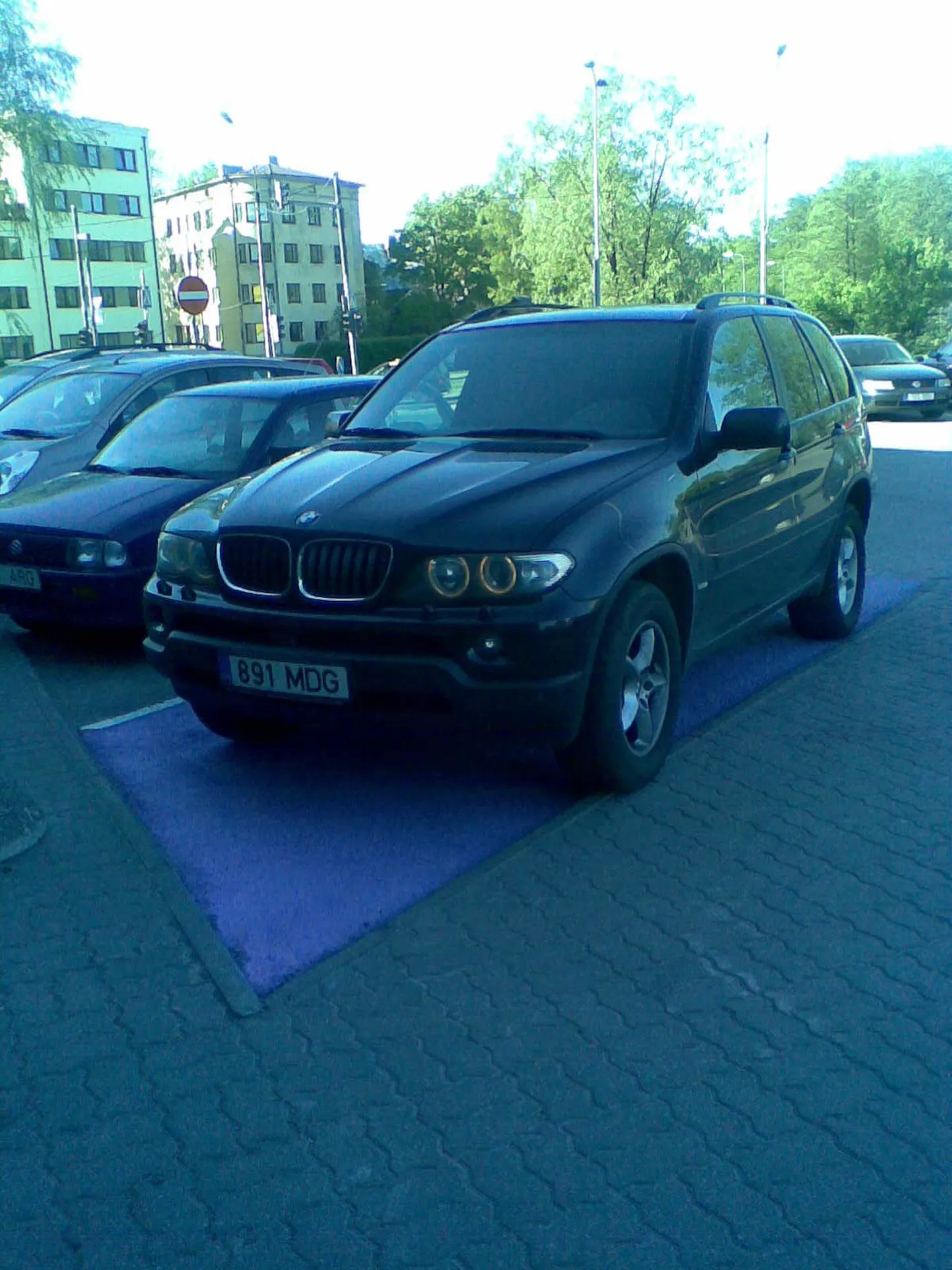 BMW maastur sättis end mugavalt invaliidide parkimiskohale.